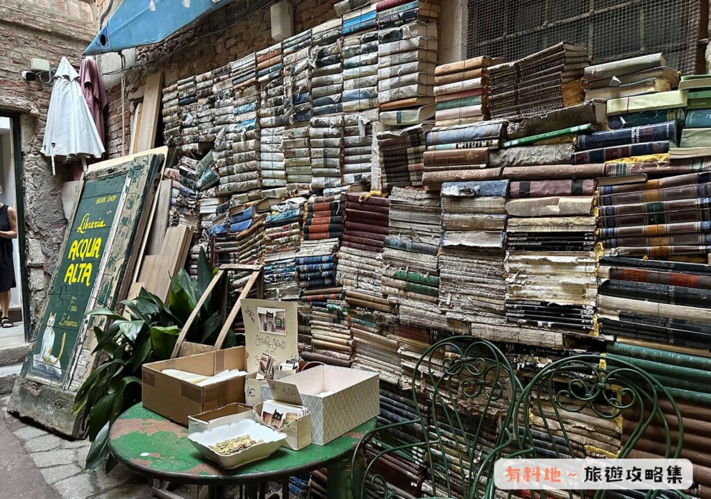 【威尼斯沉船書店 Libreria Acqua Alta】泡爛的書牆 【威尼斯沉船書店 Libreria Acqua Alta】泡爛的書牆